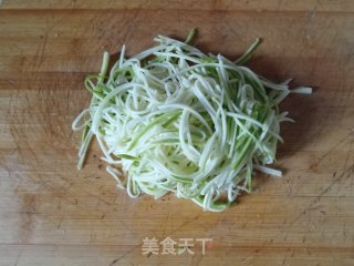 菜瓜拌鸡蛋丝花生米的做法步骤：3