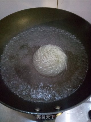 酸辣土豆粉的做法步骤：1