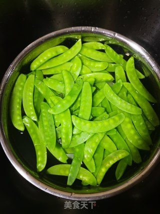 培根炒荷兰豆的做法步骤：1
