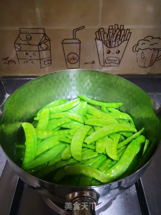 培根炒荷兰豆的做法步骤：2