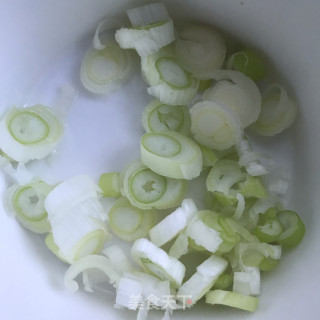 凉拌绿豆芽的做法步骤：2