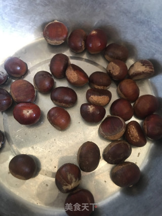 板栗焖鸡的做法步骤：1