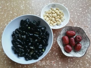 黑豆花生红枣豆浆的做法步骤：1