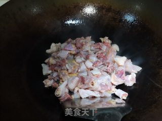 啤酒炖碎碎土鸡的做法步骤：2