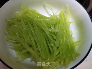韭菜炒莴笋丝的做法步骤：1