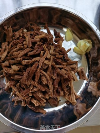 肉末花生焖豆角干的做法步骤：2