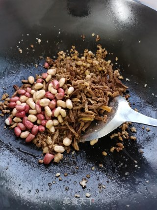 肉末花生焖豆角干的做法步骤：8