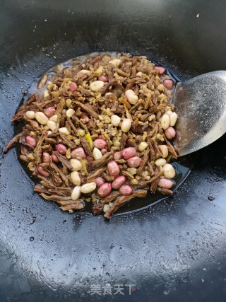 肉末花生焖豆角干的做法步骤：10