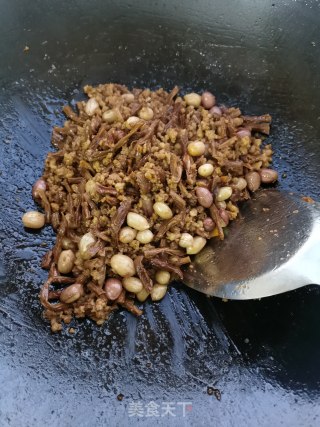 肉末花生焖豆角干的做法步骤：11