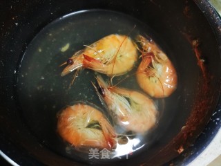 鲜虾西蓝花沙拉的做法步骤：1