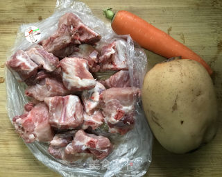 莲藕排骨汤的做法步骤：1