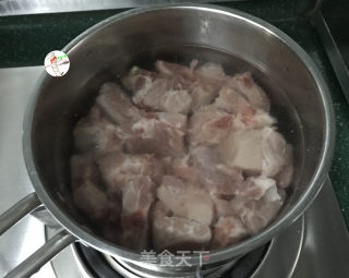 莲藕排骨汤的做法步骤：2