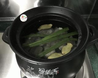 莲藕排骨汤的做法步骤：3