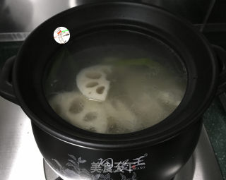 莲藕排骨汤的做法步骤：6