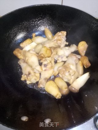 杏鲍菇烧翅根的做法步骤：4