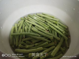 肉片炒豇豆的做法步骤：2