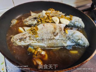 酸豆角烧鲈鱼的做法步骤：3