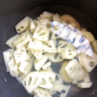 莲藕炖精肉的做法步骤：2