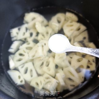 莲藕炖精肉的做法步骤：3