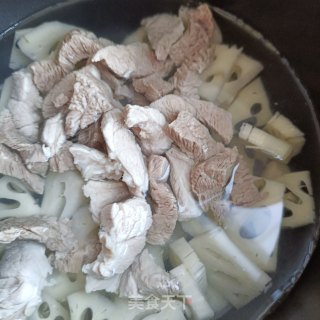 莲藕炖精肉的做法步骤：9