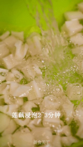 快手藕丁，孜然咸鲜超下饭，几块钱就能炒一大盘的做法步骤：2