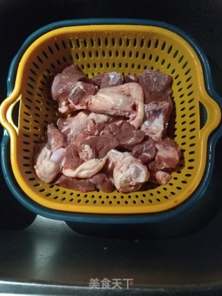 萝卜炖羊肉的做法步骤：1