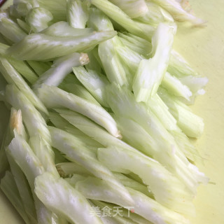 西芹炒牛柳的做法步骤：3