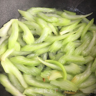 西芹炒牛柳的做法步骤：6