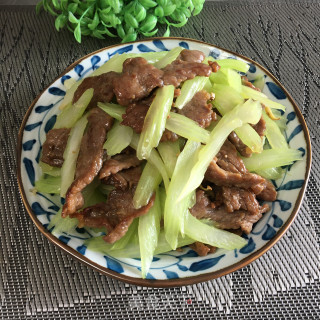 西芹炒牛柳的做法步骤：8