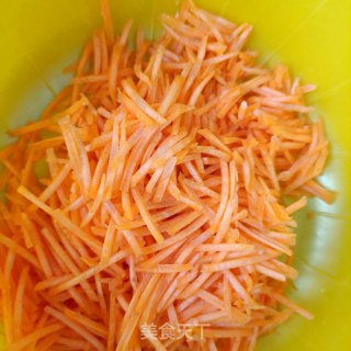 胡萝卜肉丁包的做法步骤：2