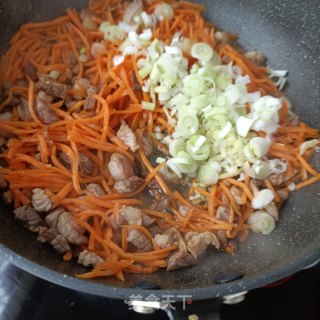 胡萝卜肉丁包的做法步骤：16