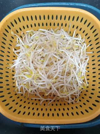 豆芽鸡蛋炒粉条的做法步骤：1