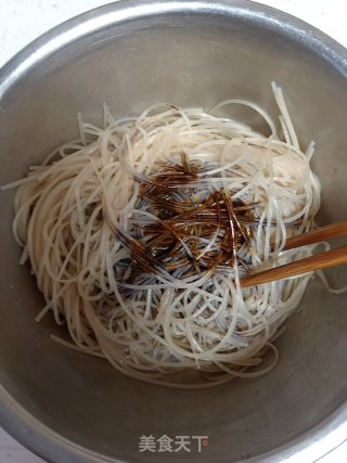 豆芽鸡蛋炒粉条的做法步骤：2