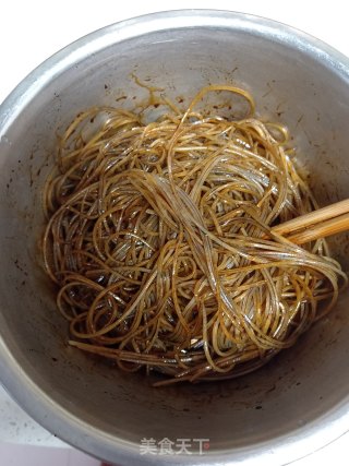 豆芽鸡蛋炒粉条的做法步骤：3