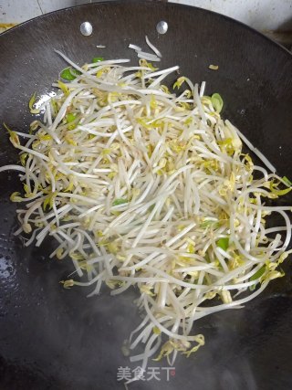 豆芽鸡蛋炒粉条的做法步骤：9