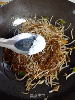 豆芽鸡蛋炒粉条的做法步骤：11