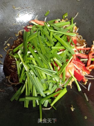 豆芽鸡蛋炒粉条的做法步骤：15