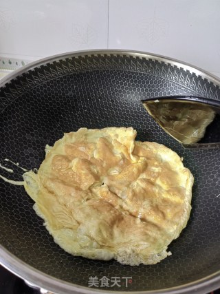 鸡蛋木耳炒贡菜的做法步骤：2