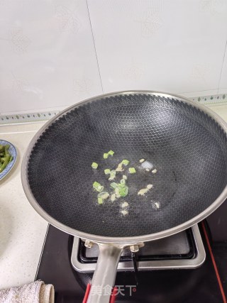 鸡蛋木耳炒贡菜的做法步骤：3