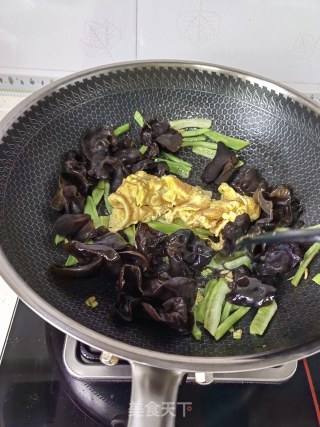 鸡蛋木耳炒贡菜的做法步骤：5