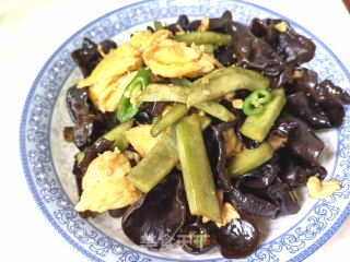 鸡蛋木耳炒贡菜的做法步骤：6