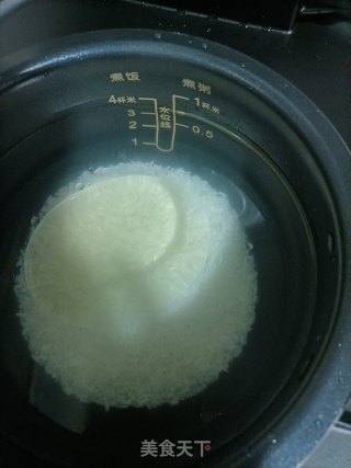 皮蛋瘦肉粥的做法步骤：1