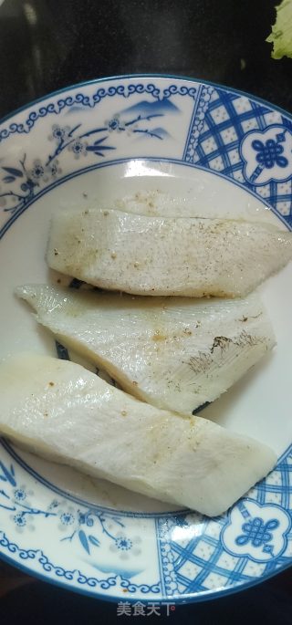 香煎鳕鱼的做法步骤：1