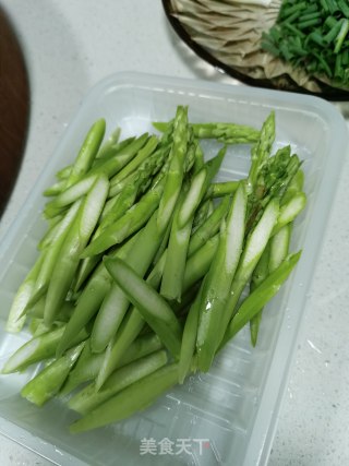 凉拌芦笋的做法步骤：1