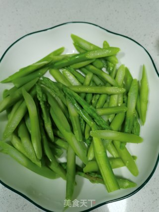 凉拌芦笋的做法步骤：4