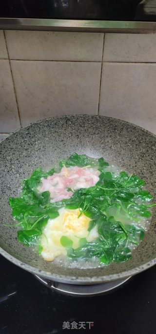 枸杞叶煎蛋瘦肉汤的做法步骤：4