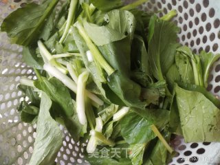 清炒油菜的做法步骤：1