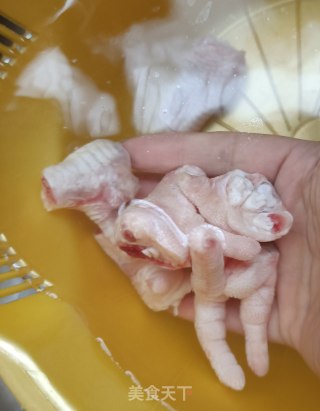 鸡爪章鱼炒毛豆的做法步骤：1