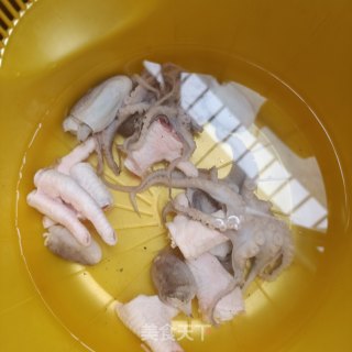 鸡爪章鱼炒毛豆的做法步骤：2
