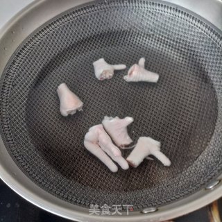鸡爪章鱼炒毛豆的做法步骤：3